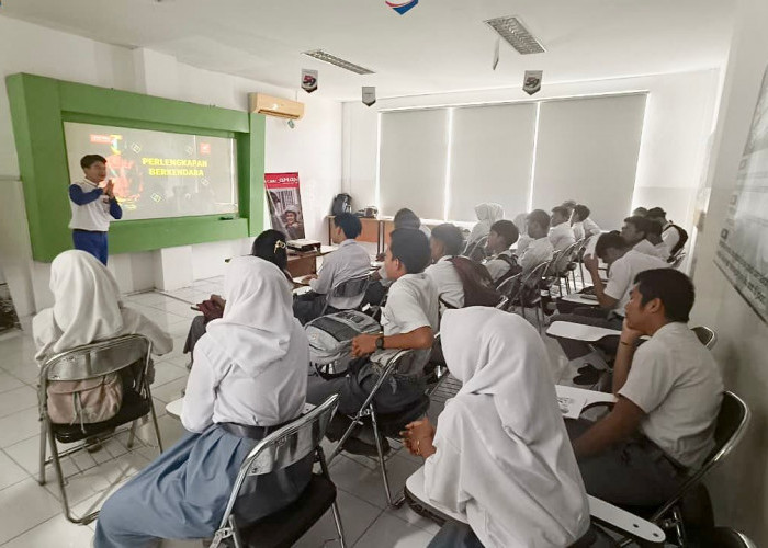 Aktif Berkendara ke Sekolah, Sinsen Bekali Siswa SMK Dharma Bhakti 4 Jambi Aman Berkendara 