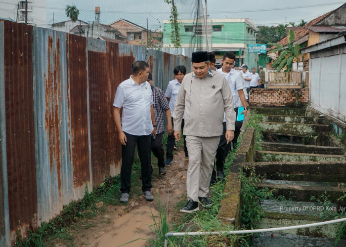 Respon Cepat! Usai Reses, Kemas Faried Tinjau Drainase Banjir di Solok Sipin Telanaipura