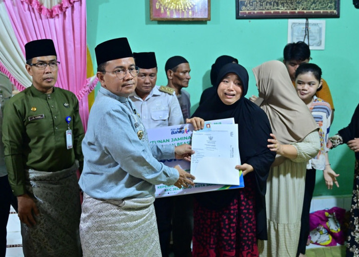 Takziah ke Rumah Duka, Maulana Serahkan Santunan dan Beasiswa