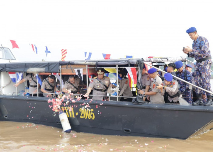 Dipimpin Wakapolda Jambi, Polda Jambi Lakukan Prosesi  Tabur Bunga di Sungai Batanghari