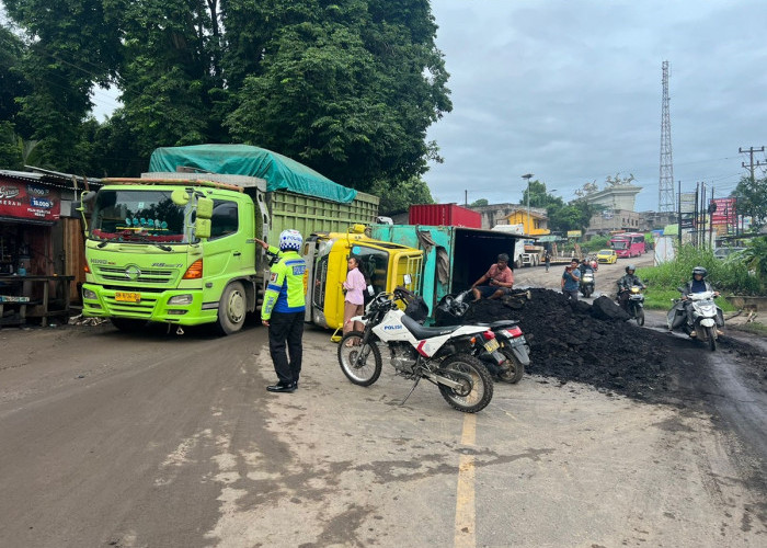 Ban Pecah, Angkutan Batu Bara Terbalik di Jambi, Jalan Macet Panjang