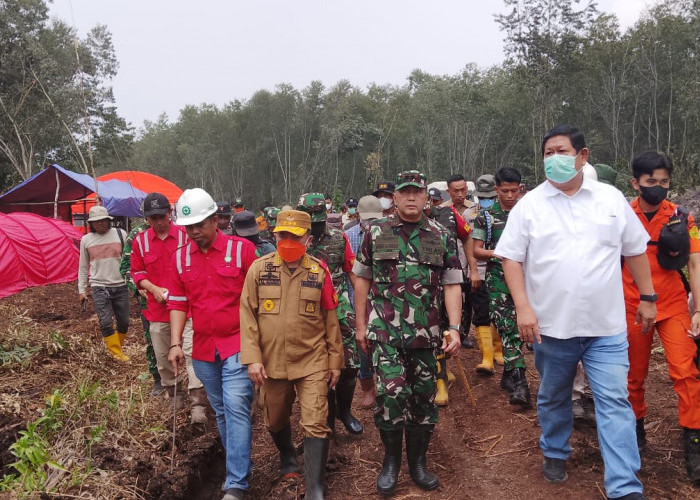 Al Haris Bersama Pangdam TIB Turun Langsung Padamkan Karhutla di Kawasan Gambut Londerang Tanjab Timur 