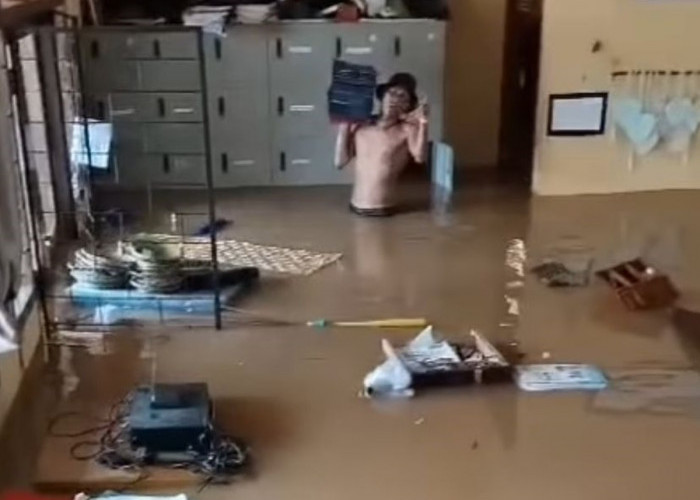 Miris! Banjir di Bungo, Rapor Siswa SMAN 8 Rantau Pandan Terendam, Petugas: Maaf Bapak Ibu..