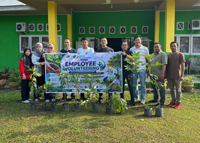 Lewat  Employee Volunteering, BPJS Ketenagakerjaan Sarolangun Tanam Pohon Buah di Kantor Lurah Aur Gading