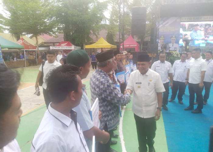 Pj Bupati Aspan Wakili Gubernur Jambi Salurkan Bantuan Pendidikan Program Dumisake
