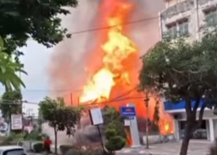 BREAKING NEWS: Kebakaran di Simpang 4 Jelutung, Lalu Lintas Sempat Terganggu
