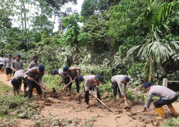 Banjir Sarolangun, Brimob Jambi Turun Tangan! 17 Personel Dikerahkan, Rumah hingga Sekolah Dipenuhi Lumpur