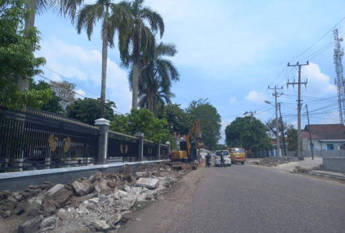 Parit di Jalan Zainir Havis Kotabaru Dibongkar, Ini Alasannya