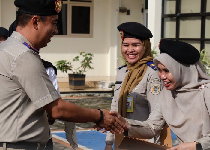 Pacu Semangat Pelayanan, Kantor Pertanahan Kota Jambi Beri Pegawai Terbaik dengan Penghargaan Teladan
