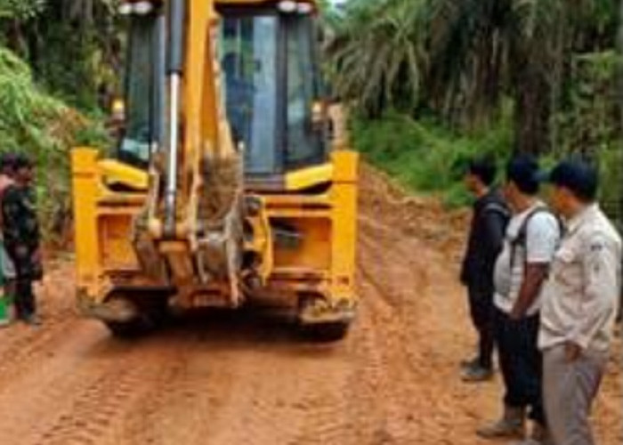 PT Rigunas Agri Utama Lakukan Perbaikan Jalan Antar Desa di Kecamatan Sumay, Kabupaten Tebo 