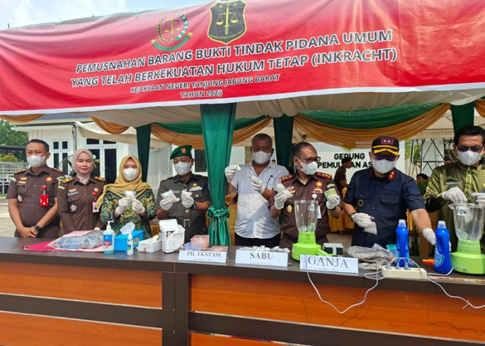 786 Gram Sabu hingga Senjata Api Dimusnahkan, Kajari Tanjab Barat Ungkap Total 57 Perkara yang Sudah Inkrah