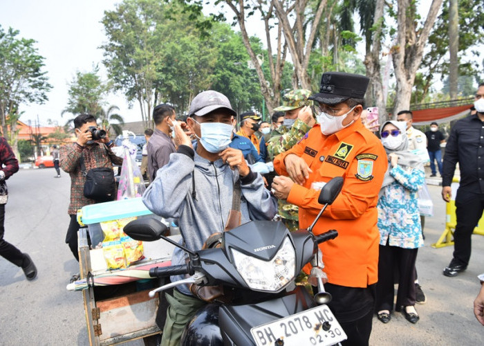 Maulana Bagikan Masker dan Ingatkan Warga Pantau ISPU