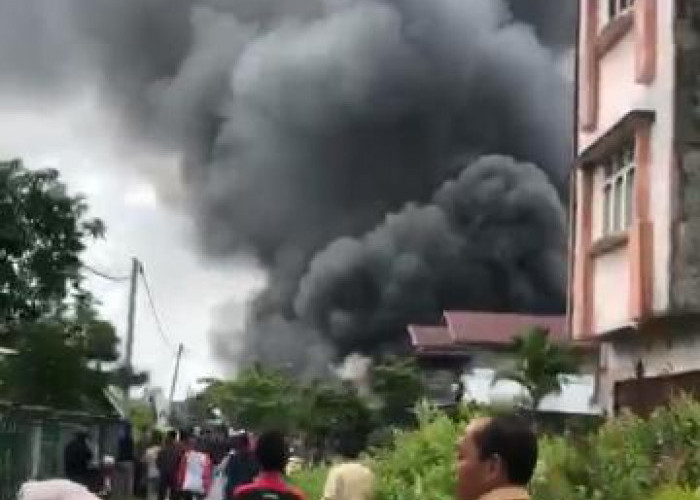 BREAKING NEWS: Pemukiman Warga di Panglima Ujung Kuala Tungkal Kebakaran 