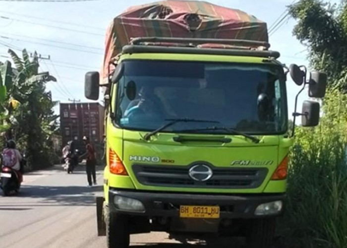 Nekat Melintas Siang Bolong, Truk Batubara Dihentikan Pemuda Pancasila di Talang Duku!