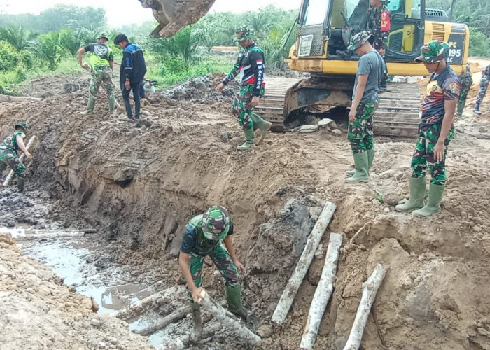 Satgas TMMD ke-121 Kodim 0415/Jambi Bersama Masyarakat Gotong Royong Pasang Gorong-gorong