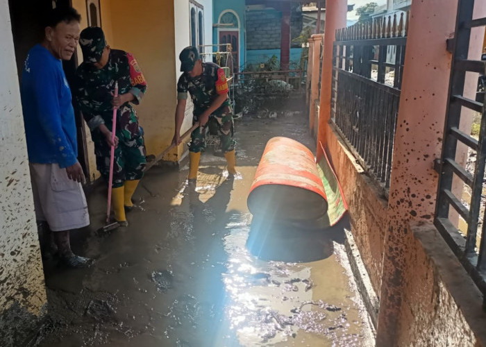 Pasca Banjir di Desa Semumu Kerinci, Anggota Kodim 0417/Kerinci Gotong Royong Bantu Warga Bersihkan Lumpur 