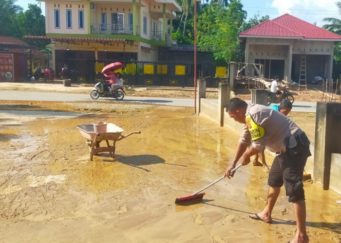 Banjir di Sarolangun Mulai Surut, Polisi Bantu Bersih-bersih Masjid Desa