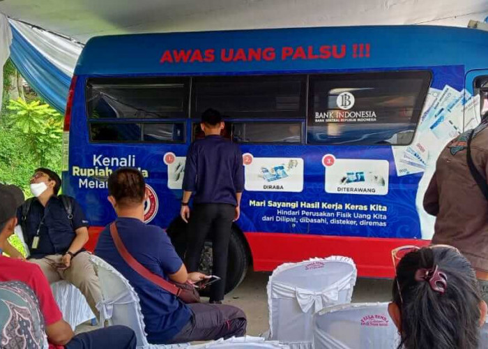 Hari Pertama Penukaran Uang Baru di Pasar Angso Duo, Mobil Kas Keliling Bank Indonesia Jambi Diserbu Warga