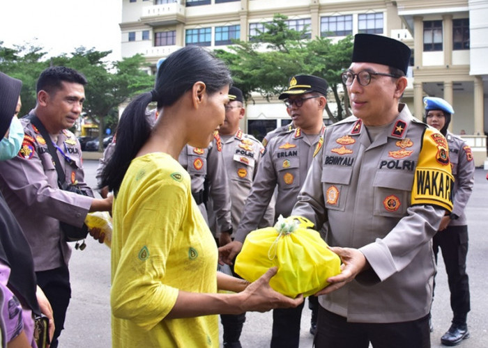 Polda Jambi Turun ke Jalan! Ratusan Takjil & Sembako Dibagikan, Wakapolda Sapa Langsung Warga