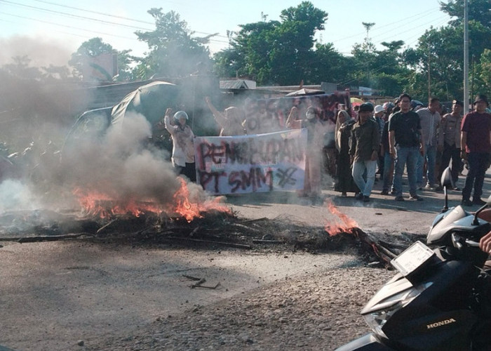 Warga Sarolangun Murka! Jalan Lintas Sumatera Diblokir, Ban Dibakar di Depan Pabrik PT SMM
