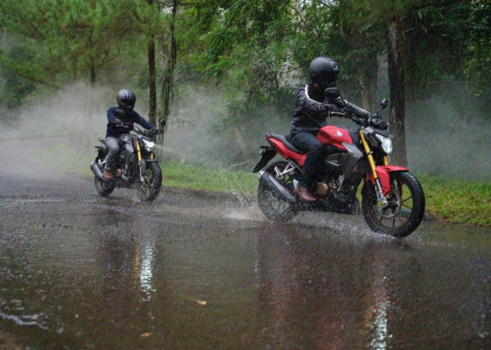 Jambi Diguyur Hujan, Ini Tips  Berkendara Aman saat Hujan dari Honda Sinsen