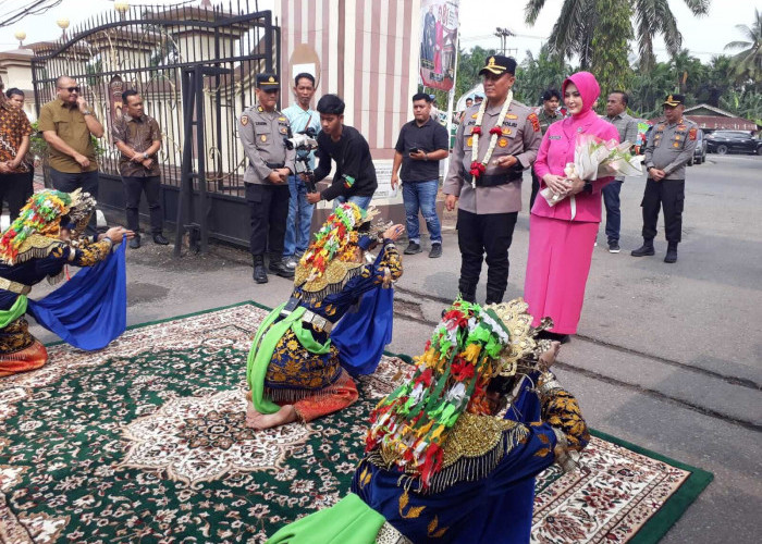 Penyambutan Kapolres Batang Hari AKBP Doni Aryanto dengan Tari Sekapur Sirih dan Pedang Pora