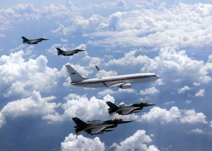 Momen Langka di Langit Jawa! 6 Jet Tempur Kawal Pesawat Presiden Prabowo Saat HUT ke-80 TNI AU