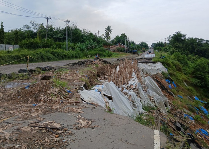 Sudah 1 Tahun Sejak Longsor, Jalan Nasional di Jujuhan Belum Tersentuh Perbaikan Permanen