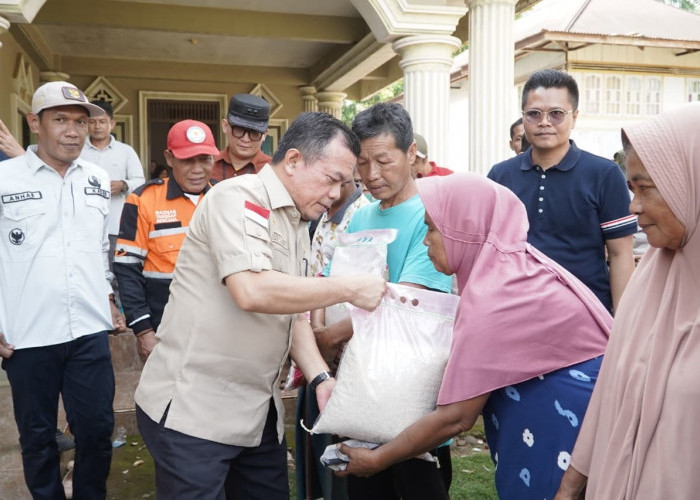 Tinjau Warga Selango Terdampak Banjir, Gubernur Al Haris Beri Motivasi dan Salurkan 1 Ton Beras