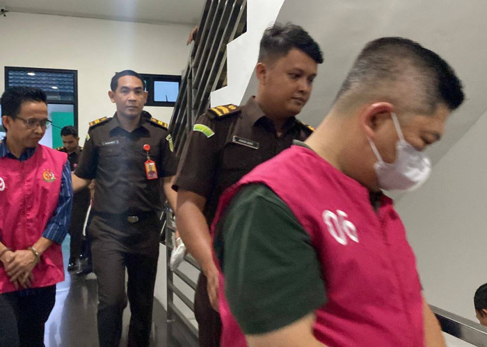 Dilimpahkan ke Kejari, Tiga Tersangka Dugaan Kasus Korupsi PDAM Tirta Mayang Jambi Langsung Ditahan 