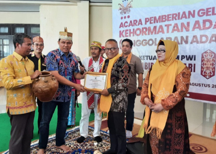 Ketum PWI Pusat Atal S Depari Dapat Gelar Omas Pena Setia Jaya, di Kalimantan Tengah 