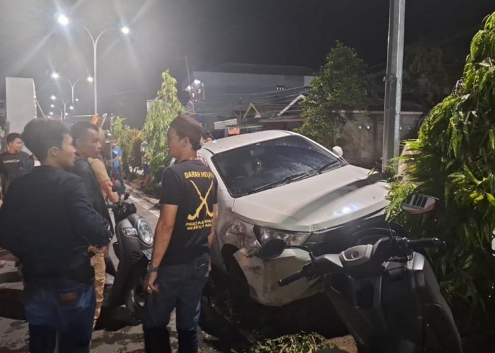 Diduga Mengantuk Pengemudi Ayla Asal Kota Jambi Terobos Pembatas Jalan Hingga Tabrak L300 di Kuala Tungkal