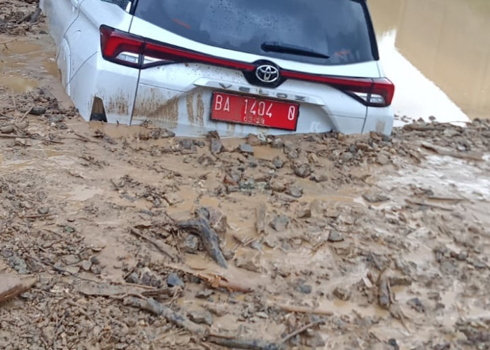 Satu Mobil Plat Merah Terjebak Longsor di Kerinci 