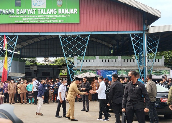 Syarif Fasha Sambut Presiden Jokowi Datang ke Jambi, Sejumlah Pedagang Pasar Talang Banjar Terima Bantuan 