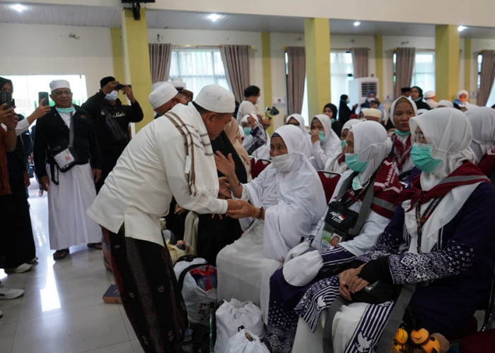 Sambut Kepulangan 428 Jamaah Haji, Gubernur Jambi Al Haris Minta Maaf