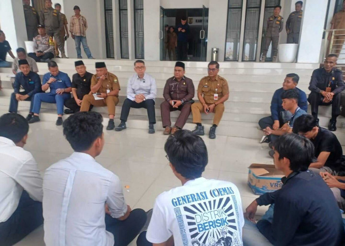 Temui Mahasiswa Demo di Kantor Bupati Muaro Jambi, Anggota DPR RI Syarif Fasha Bicara Pencemaran Lingkungan