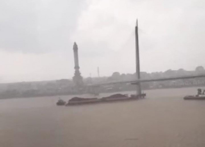 BREAKING NEWS: Tongkang Batu Bara Tabrak Tiang Fender Jembatan Gentala Arasy