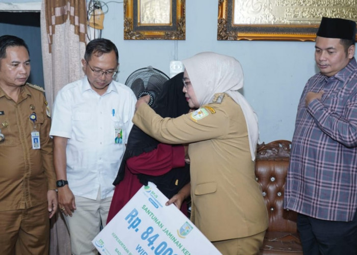 Terharu, Ibu Sumarni Terima Santunan Dari Pj Wali Kota Jambi