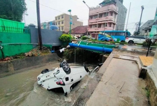 Diduga Pengemudi Mabuk, Sebuah Mobil di Kota Jambi Terjun Ke Selokan Air