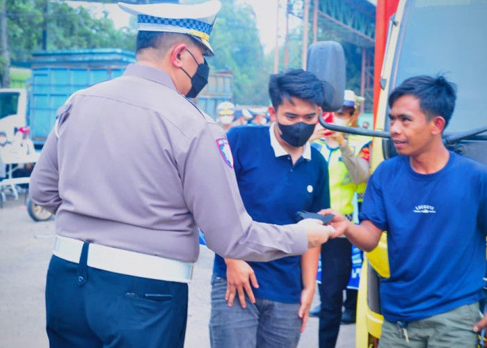 Ditlantas Polda Jambi Bagikan Masker ke Sopir Angkutan Barang di Talang Gulo