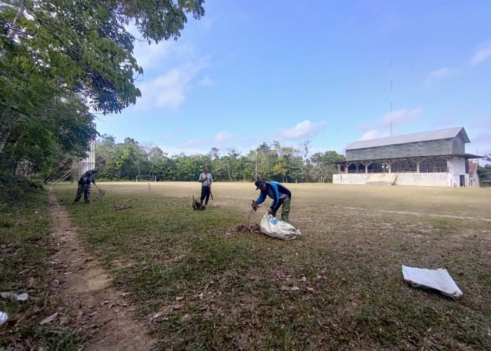 Satgas TMMD ke 121 Kodim 0415/Jambi bersama Masyarakat Gotong Royong Berihkan Lapangan Sepak Bola Bajaw