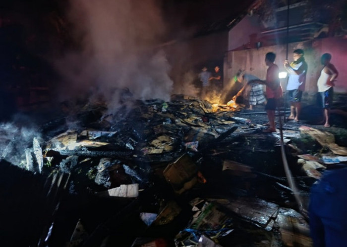 Geger! Kebakaran Hanguskan 1 Rumah di Desa Tuo Limbur Kabupaten Bungo, Diduga Akibat Konsleting Listrik