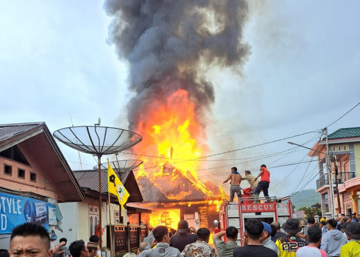 Sedang Gelar Resepsi Pernikahan Anak, Rumah Warga Lempur Kerinci Kebakaran