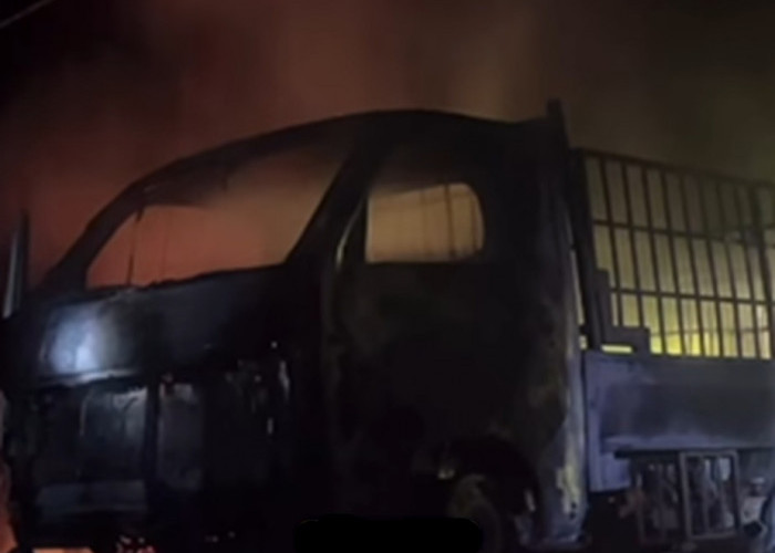 Waduh! Mobil Bermuatan 30 Galon Solar Terbakar di Tanjab Timur, Api Membesar dalam Hitungan Menit