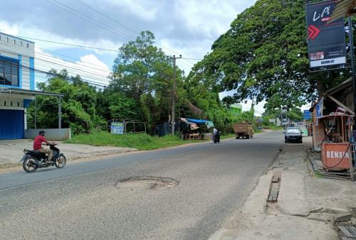 Pengendara di Kota Jambi Keluhkan Jalan Berlubang di Mayang