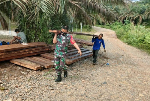 Salut, Anggota Kodim 0416/Bute Bantu Warga Perbaiki Jembatan Desa Tanjungbungo