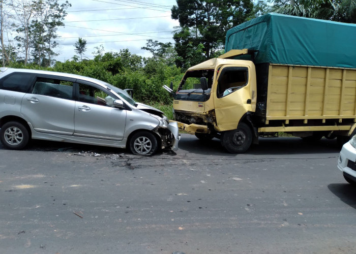 Kecelakaan di Bungo Truk Vs Toyota Avanza, 3 Orang Luka Berat