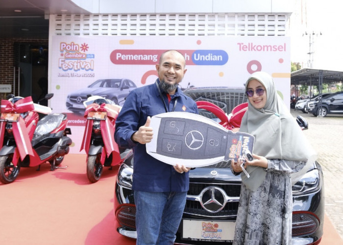 Setia 13 Tahun, Guru SMPN 11 Muaro Jambi Raih Mercedes-Benz C200 dari Telkomsel Poin Gembira Festival 2024