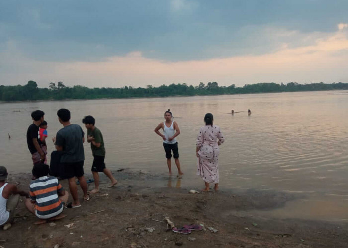 Main Di Pantai Pasir Sungai Batanghari, Pemuda Kelurahan Sengeti Dikabarkan Tenggelam