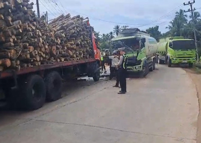 Pagi-Pagi Dua Truk Raksasa Bersenggolan di Jalinsum Jambi–Bulian, Diduga Sopir Mengantuk!